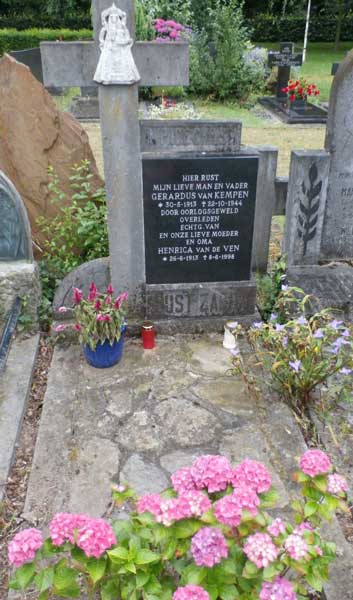 Het graf op de begraafplaats van Hintham (14 juli 2021)