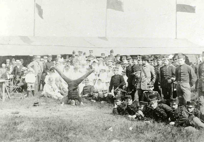 Groepsfoto van de schutterij tijdens de schuttersfeesten op de Vughtse Hei, c. 1875 (foto: Pierre Weijnen. Bron: Erfgoed 's-Hertogenbosch, fotonummer 0057812.)