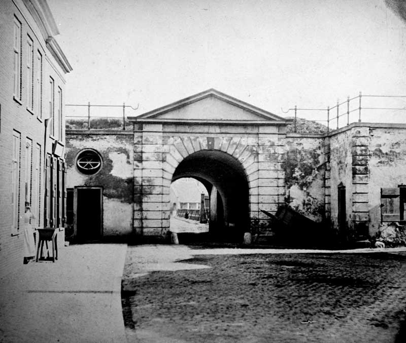 De Hinthamerpoort gezien vanaf de stad, 1883 (foto: Atelier André Schreurs. Erfgoed 's-Hertogenbosch, fotonummer 0000521. CC BY-NC)