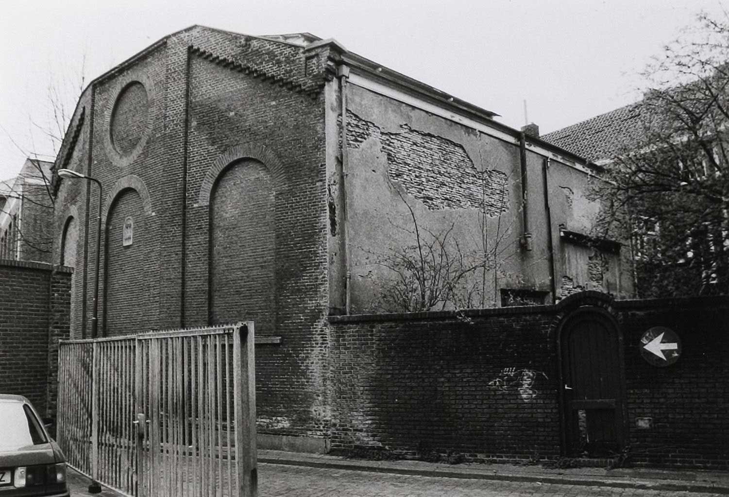 De synagoge in 1990 (foto: Wies van Leeuwen / Provincie Noord-Brabant. BHIC, fotonr. PNB001029689)