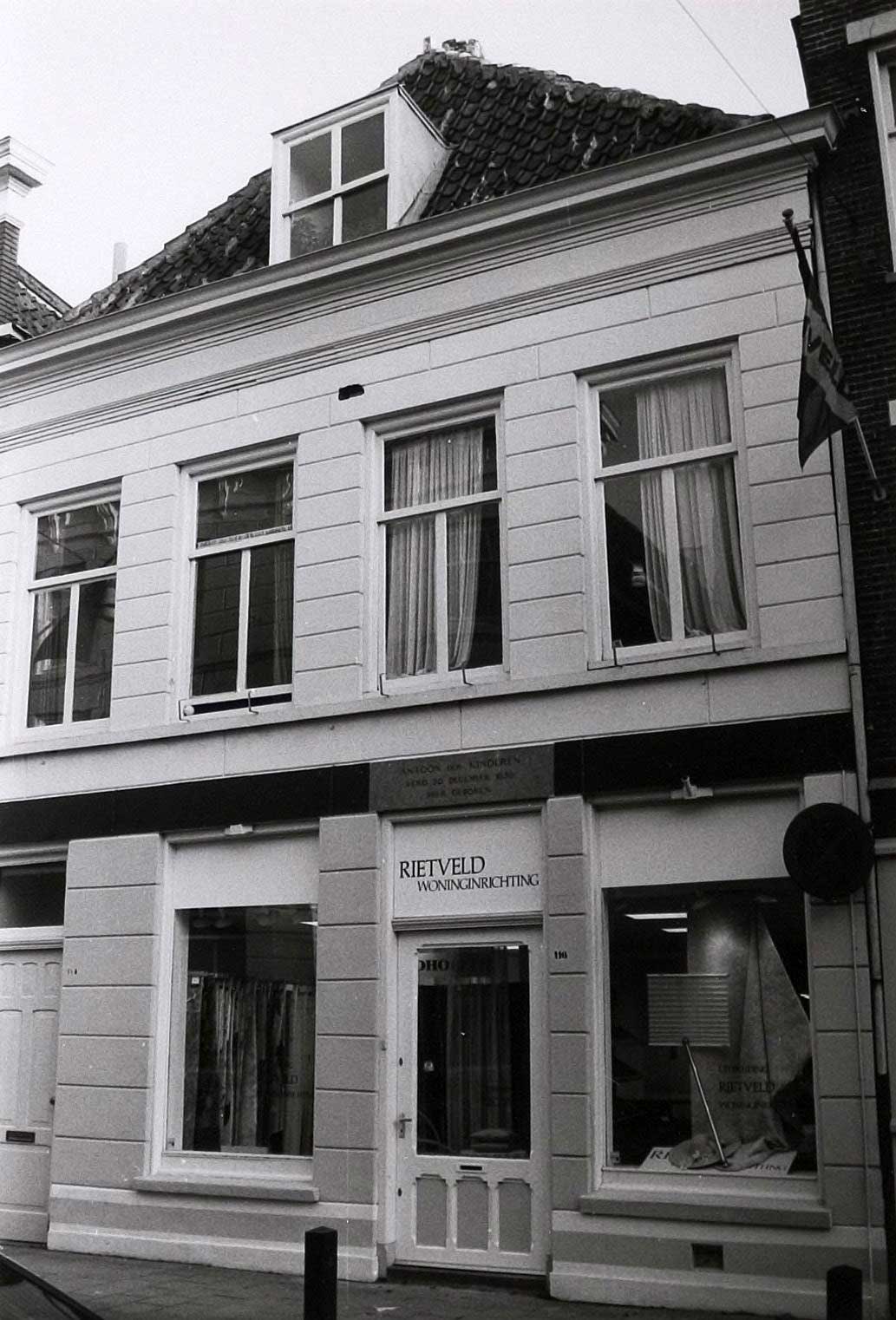 Vughterstraat 114 (l) en 116. Op nr. 114 was de school van Mesjeu Prétat gevestigd (foto: Wies van Leeuwen / Provincie Noord-Brabant, 1990. BHIC, fotonr. PNB001034559)