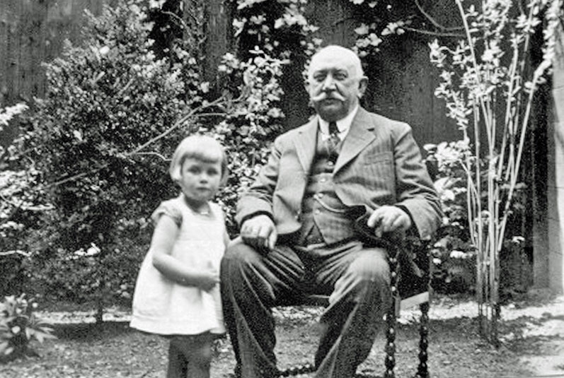 Petrus van Rooij met zijn kleindochter in 1919 (bron: familie Van Rooij)