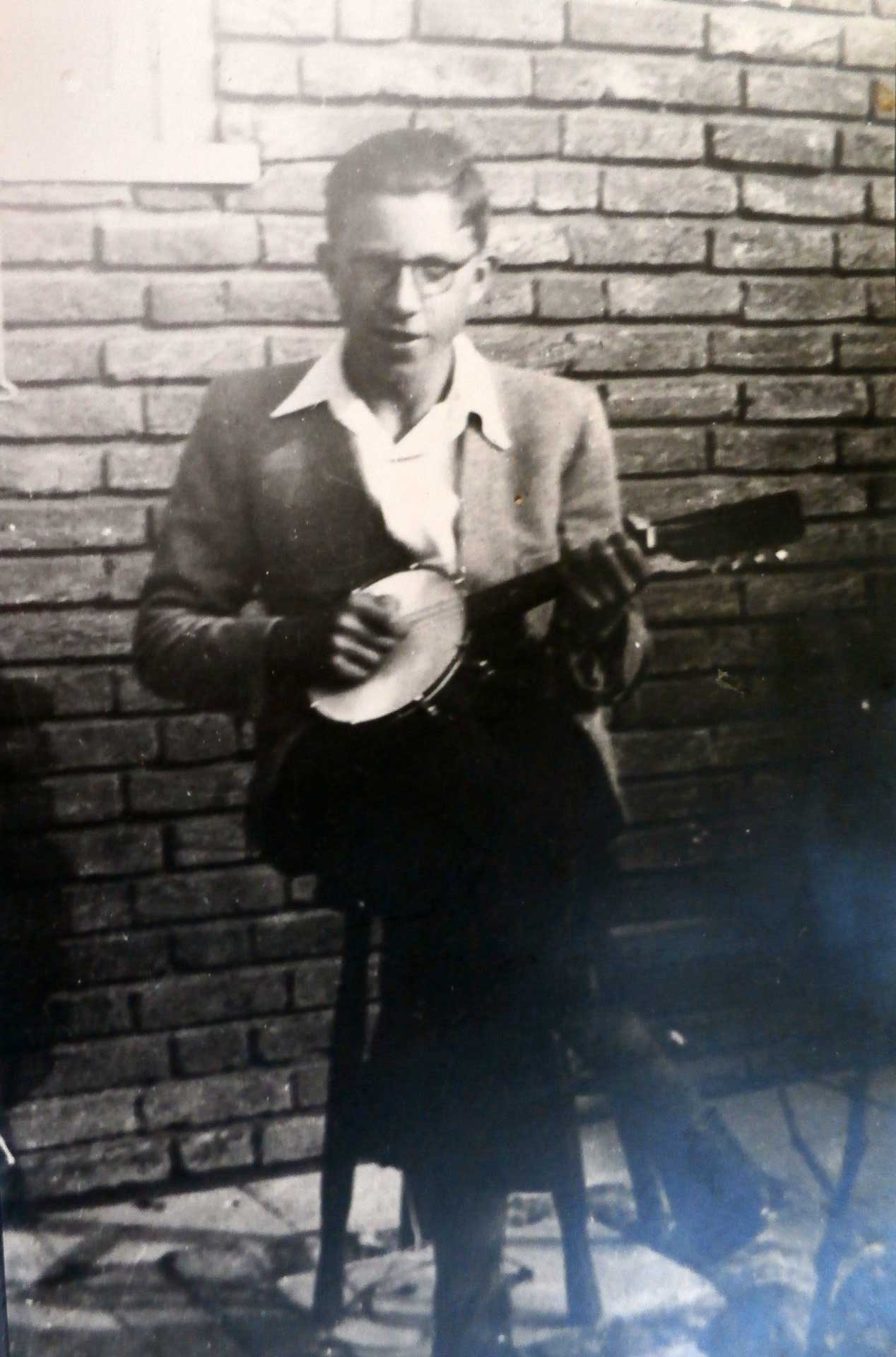 In de tuin van het huis aan de Graafseweg: Gerhard met banjo (ongedateerd)