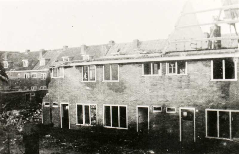 De verwoeste woningen Abeelenstraat 3-15. Het huis met nr. 7 is de grotendeels verwoeste woning achter de derde deur van rechts. (Erfgoed ’s-Hertogenbosch 0018026)