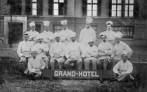 De brigade van het Grand Hotel in Scheveningen. Kees staat rechts achter.