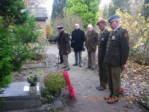 Bossche veteranen op Commonwealth Memorial Day brengen  een eerbetoon bij Enrico’s graf in 2014