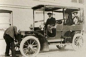 Van Lanschot  achter het stuur in 1905. Het kenteken 412 is zichtbaar op de radiator.