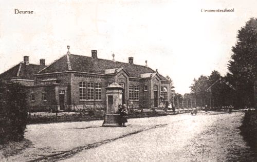 De openbare school in de Schoolstraat (collectie Heemkundekring H.N. Ouwerling Deurne)