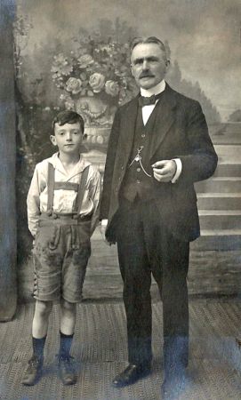 Dr. Crobach met zijn kleinzoon, ca. 1920 (Foto waarschijnlijk gemaakt door Bert van den Broek. Foto: collectie Heemkundekring H.N. Ouwerling Deurne)