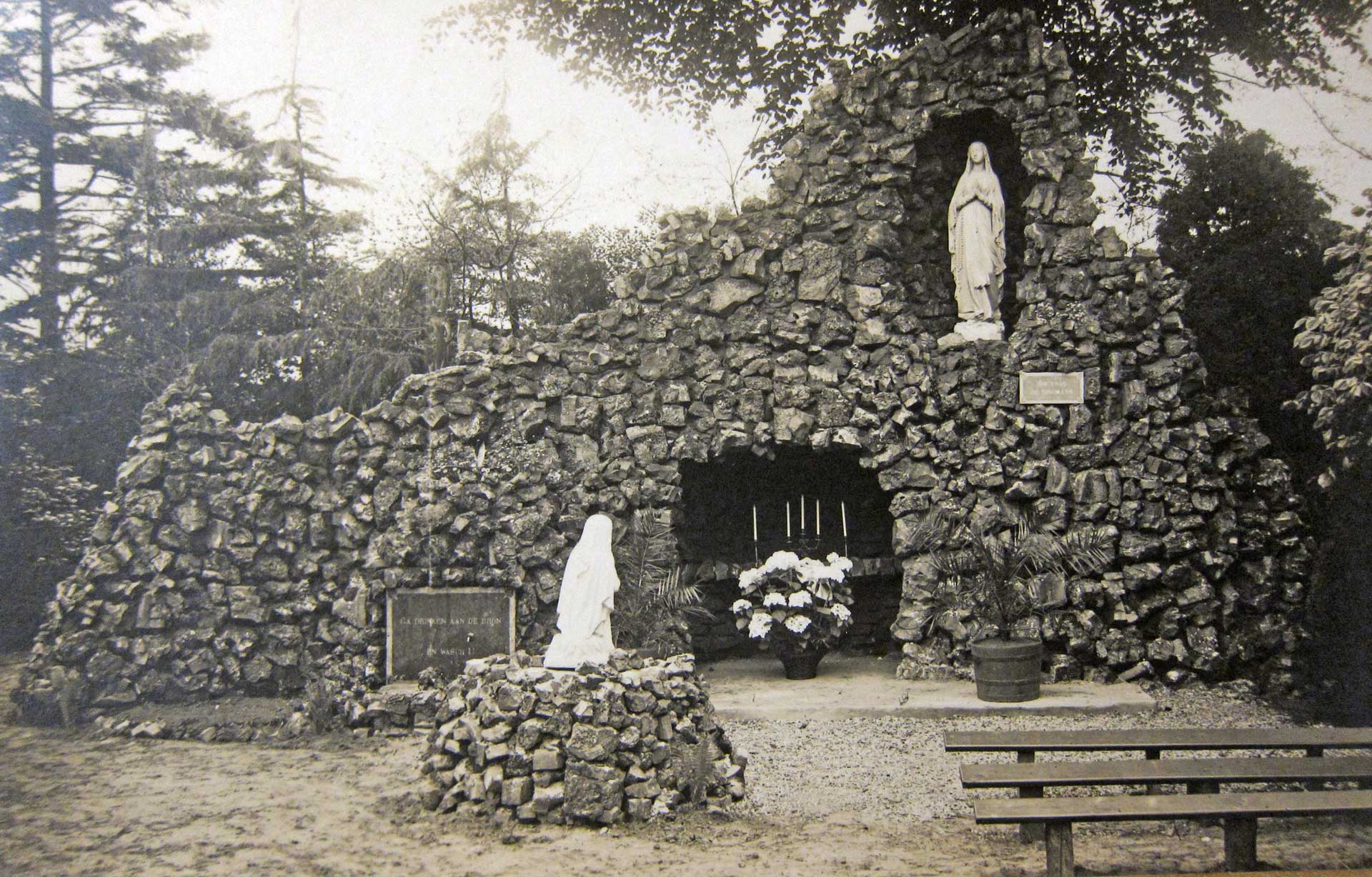 De Lourdesgrot bij Huize Glorieux in Dongen, c. 1930 (bron: Heemkundekring De Heerlyckheit Dongen)