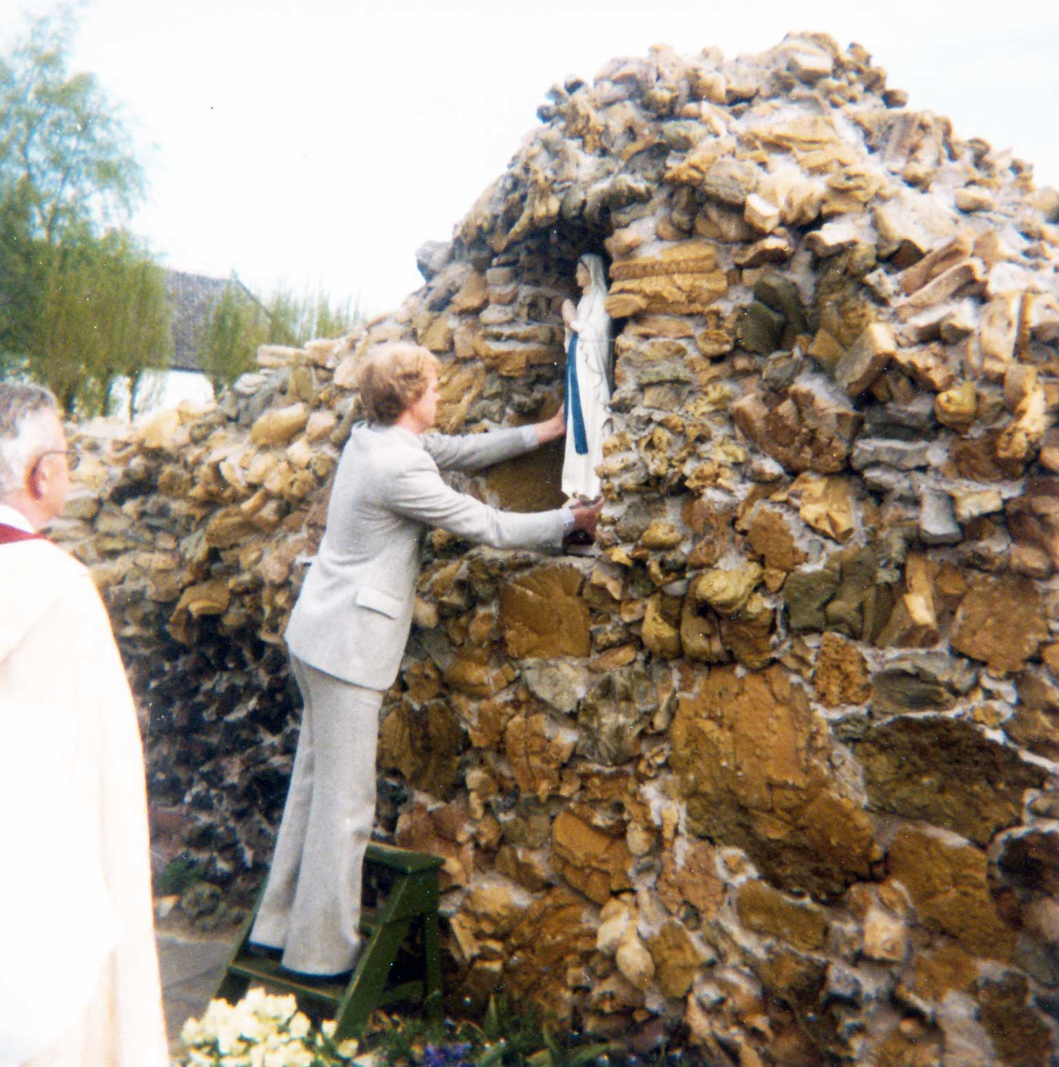 Dongen. Bij de inwijding in mei 1982 van de Lourdesgrot bij Maria-Oord door rector Asselbergs plaatst Mari van Gageldonk het Mariabeeld in de nis (bron: Heemkundekring De Heerlyckheit Dongen)