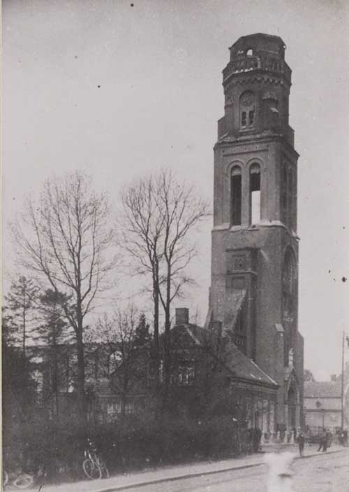 RK Laurentiuskerk ( Waterstaatkerk) Foto van de toren na de brand in mei 1917 (085454, RAT)