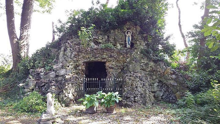 Dongen. De Lourdesgrot voor de restauratie (foto: Monumentenwacht, 2019. Bron: Heemkundekring De Heerlyckheit Dongen)