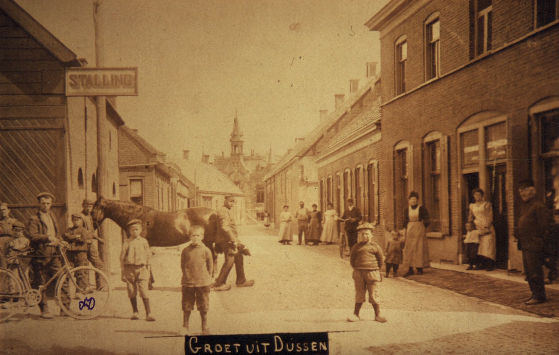 Dussen, De Dorpsstraat met gezicht op de Sluis, 1915