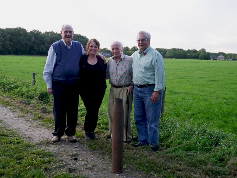 Vlnr Piet Vissers, Diann, Leo van Dijk en Don. Bosrand (links) op de achtergrond is landingsite Donald O. Mills in 1943. Foto Cor Vervoort