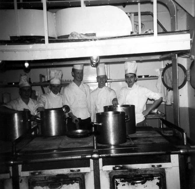 Aan boord van de Groote Beer, maart 1957. Bert Broekman staat tweede van rechts, geflankeerd door links Gerard Zwart uit Utrecht en rechts een kok uit Tilburg. De anderen zijn niet bekend.
