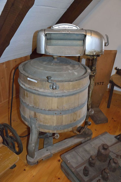 Wasmachine in Bockwindmühle Oppenwehe Museum (bron: Wikimedia Commons; CC BY SA 3.0)