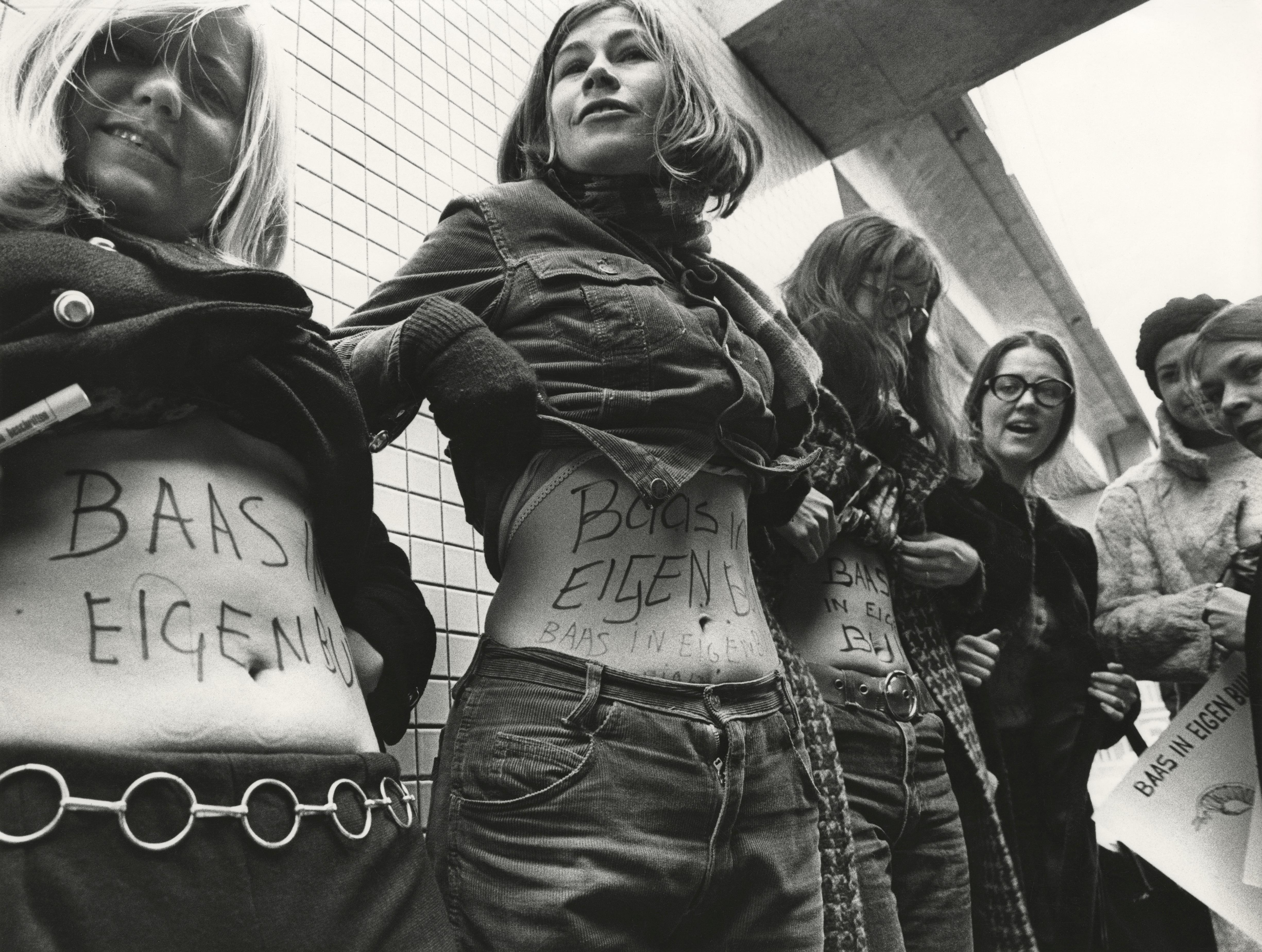 Феминистка в поезде. Riot grrrl в феминизме. Феминизм. Красивые феминистки. Феминистки 1970.