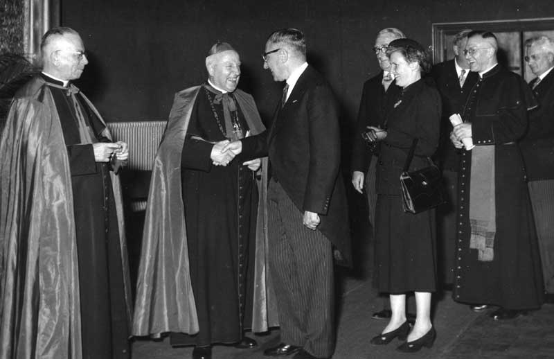 Receptie in schouwburg het Casino in Den Bosch bij gelegenheid van de viering van het eeuwfeest van het herstel van de bisschoppelijke hiërarchie, 6 juni 1953. V.l.n.r.: mgr. F. Hendrikx, vicaris-generaal van het Bisdom, mgr. W. Mutsaerts, bisschop van 's-Hertogenbosch, J.E. de Quay, commissaris van de koningin in Noord-Brabant, mevrouw Loeff en H.J.M. Loeff, burgemeester van 's-Hertogenbosch (Foto: Fotopersbureau Het Zuiden. Bron: BHIC, fotocoll. Bisdom 's-Hertogenbosch, fotonummer FCBA02290001)