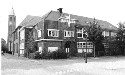   Links Kwartelstraat, rechts Treurenburgstraat.  Ursulaschool: Treurenburgstraat + eerste gebouw  Kwartelstraat. Angelaschool: tweede gebouw Kwartelstraat. 1990 (bron: Eindhoven in Beeld)