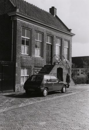 Het raadhuis te Engelen, gebouwd in 1844 (Collectie PNB, 1990)