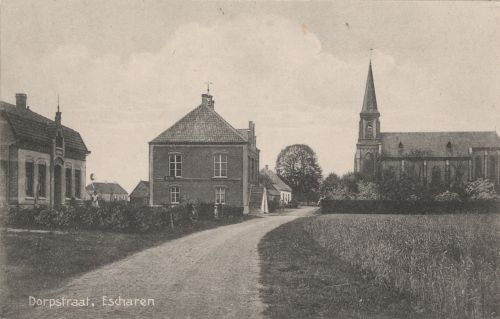 Dorpstraat, ca. 1915. Links: het huis van familie Peeters, in het midden: het gemeentehuis. Rechts: de parochiekerk (Gebrs. Verhaak)