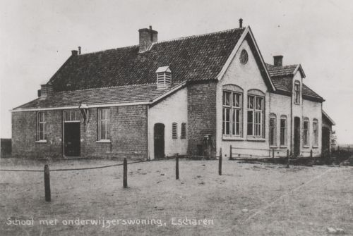 School te Escharen met onderwijzerswoning, ca. 1925