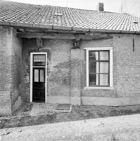 Lange Brugstraat 28 (foto: P. van Galen, 1993. Bron: Rijksdienst voor het Cultureel Erfgoed, fotonummer 302.967. CC BY-SA 3.0)