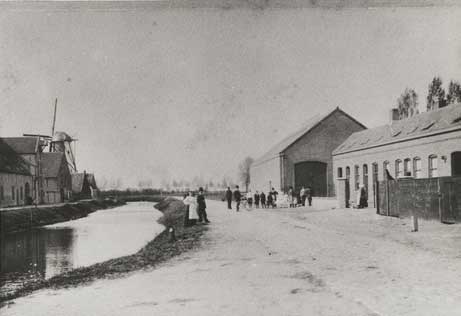 Zevenbergseweg Leur. Links de molen De Lelie op de Geerkade, rechts de strohulzenfabriek, 1903 (WBA, RAW014017163)