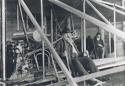 S.C.J. Heerma van Voss in het Wright Flyer-toestel van graaf De Lambert, 1909. West-Brabants Archief, fotonr. RAW014017479