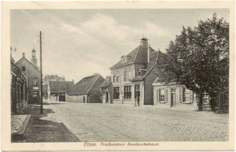 De Bredascheweg voor 1938 met smalle doorgang naar de Markt (ansichtkaart, uitg. C. Martens)