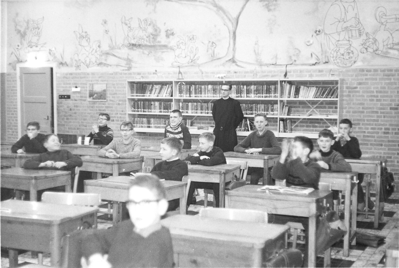 De studiezaal in januari 1964. Op de achtergrond Broeder Tarcicius. (Foto ingezonden door Huub Sanders)