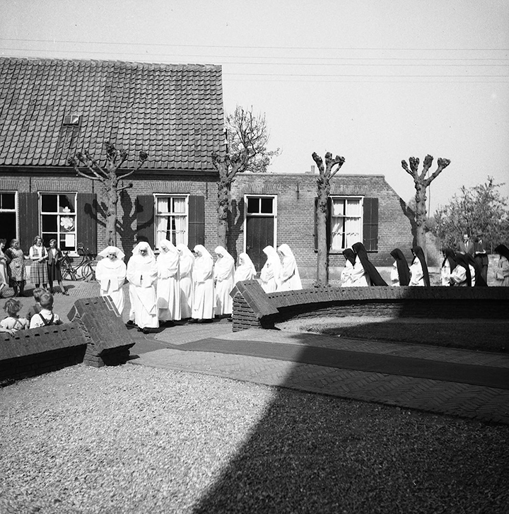 Plechtige inkleding van acht zusters, missionarissen van Onze Lieve Vrouw van Afrika, Esch 1952 (foto: Fotopersbureau Het Zuiden, collectie BHIC FOTOES.0298) 