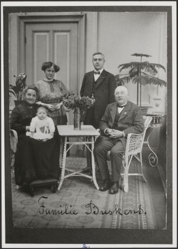 Burgemeester Buskens, zittend, met zijn familie. Hij was burgemeester van1886-1928 (bron: Gemeentearchief Gemert-Bakel)