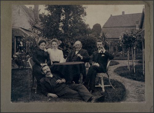 Notaris Van de Kemenade, tweede van rechts. (Bron: Gemeentearchief Gemert-Bakel)