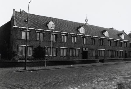 Het klooster van de zusters Franciscanessen, met de school (Collectie Provincie Noord Brabant, 1990)