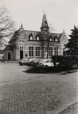 Latijnse school met rectorswoning, gebouwd in 1891 (Collectie Provincie Noord Brabant, 1990)