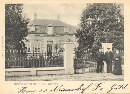 Villa van burgemeester Van Gennip. Bij de poort de burgemeester (midden) en zijn zus Cornelia (uitgever: B. van Gennip, bron: RHCe) 