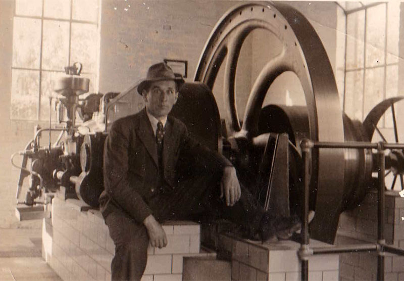 Mijn vader in de machinekamer van de juteweverij, jaren '50 (coll. M. de Vries) 