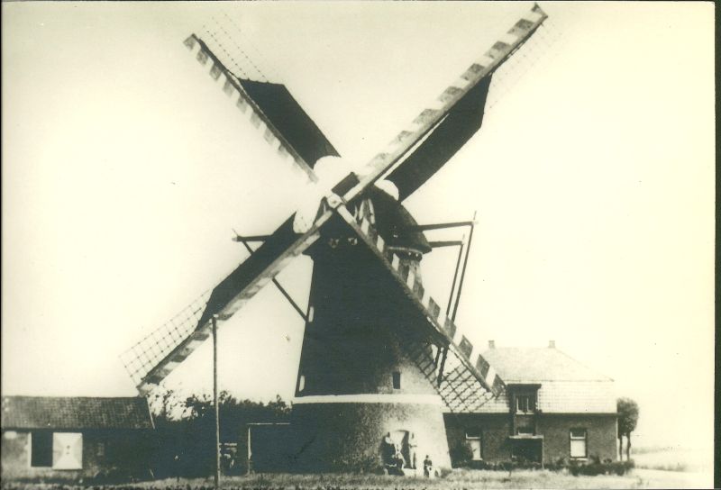 De Groeningse molen in vol ornaat vóór de Tweede Wereldoorlog