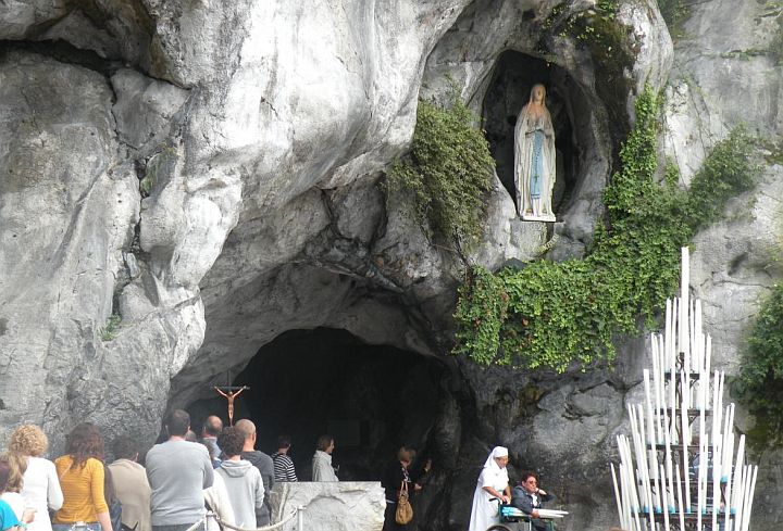 De oorspronkelijke grot in Lourdes, anno 2014