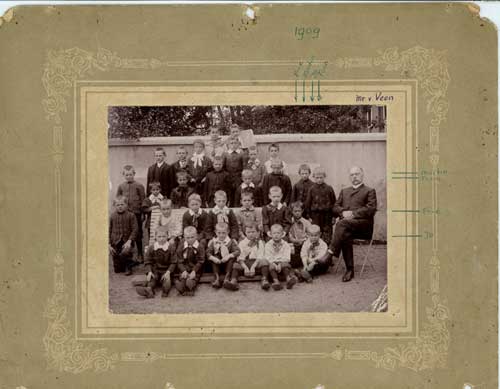 Hedikhuizen, Schoolfoto met meester Van Veen, Martin, Toon, Frie en Jo Bruijstens, 1909 (Salha, bru0022)