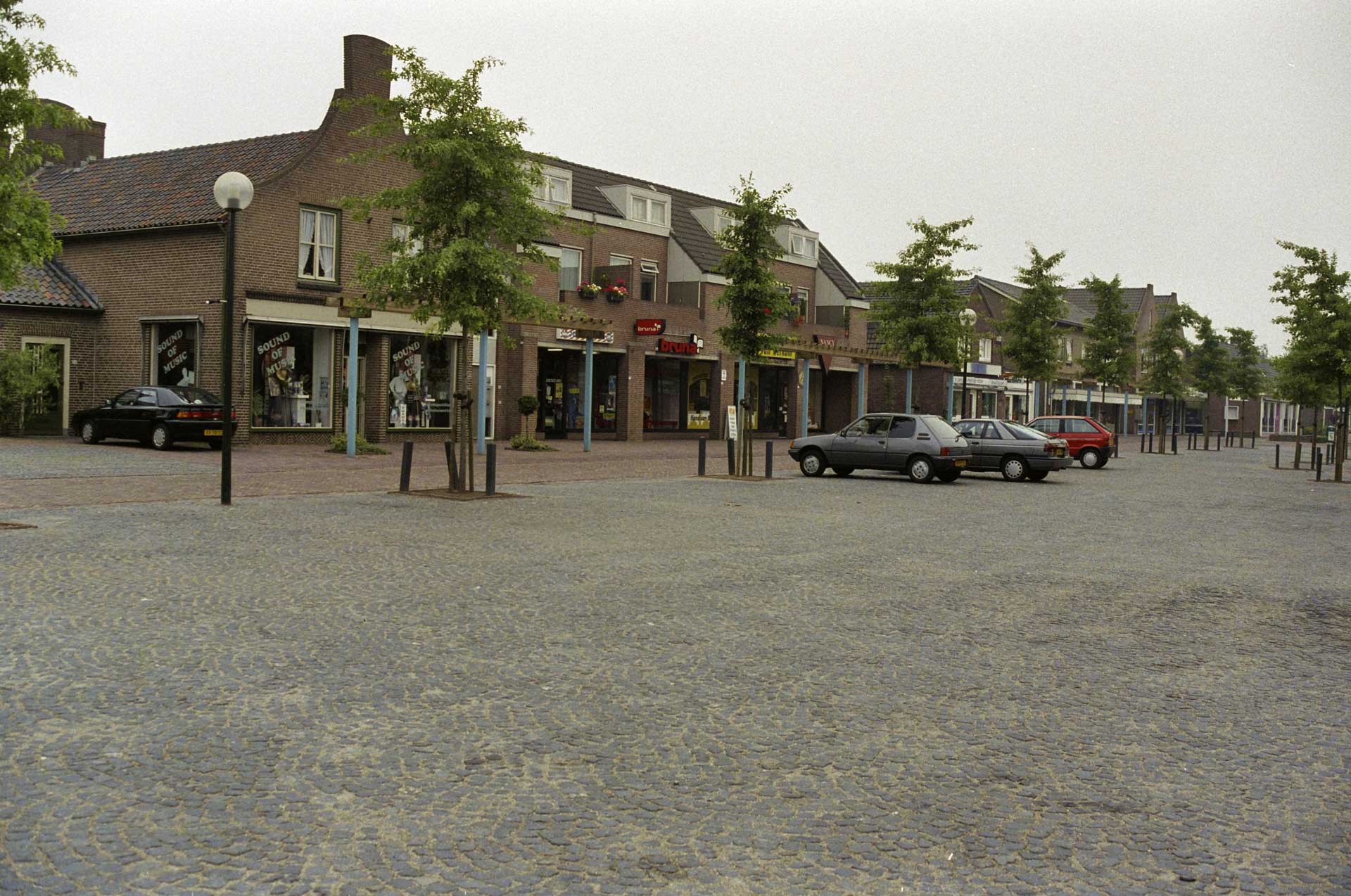Het Dorp (voorheen Rijksweg) in 1992 (foto: A.H. van der Stappen. Bron: BHIC 1699-001477)