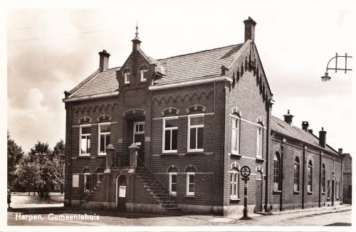 Raadhuis te Herpen, gebouwd in 1906-1907, gesloopt in de jaren '70 (HKK Land van Ravenstein)