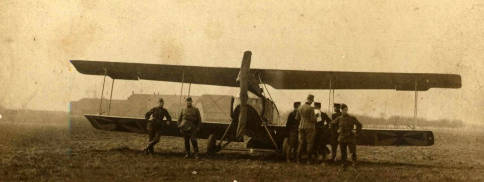 Het Duitse vliegtuig bij Herpt (bron: collectie Streekarchief Langstraat Heusden Altena nr. hdf00547)