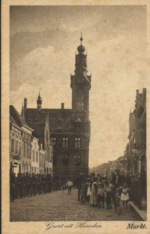Heusden, Militairen op de Botermarkt met op de achtergrond het oude stadhuis, 1914 (Salha, hsd01312)