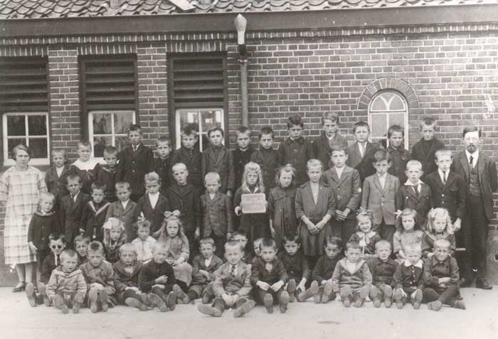 Klas bij de school in Sambeekse Hoek, 1927 (coll. BHIC)