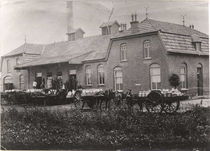 Zuivelfabriek met bij de melkontvangst, c. 1915 (foto: Fotopersbureau Het Zuiden; coll. BHIC, nr. HAPS0126)