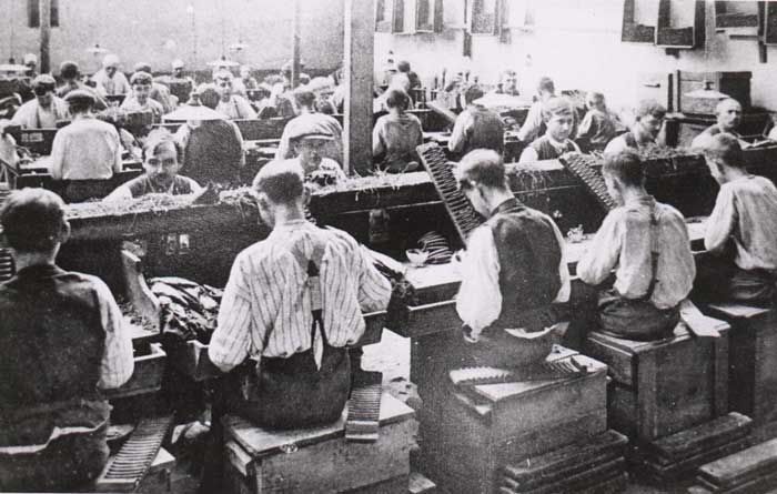 Sigarenmakers, hier bij Victor Hugo in Cuijk, aan het werk, c. 1930-1940 (BHIC, fotonr. CUI0219)
