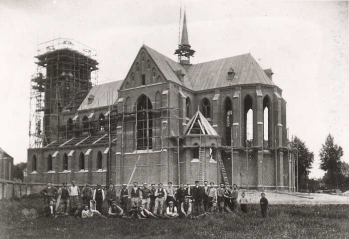 Bouw van de nieuwe parochiekerk, c. 1909 (BHIC, coll. Jan Waarma nr. WAN0291)